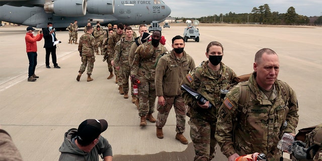 Στρατιώτες της 18ης Αερομεταφερόμενης Μεραρχίας του Στρατού των ΗΠΑ επιβιβάζονται σε ένα C-17 καθώς αναπτύσσονται στην Ευρώπη, Πέμπτη 3 Φεβρουαρίου 2022 από το Φορτ Μπραγκ της Βόρειας Καρολίνας. 