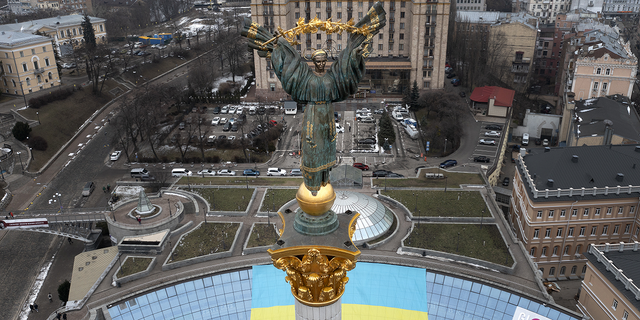 Památník nezávislosti se objevuje na náměstí Majdan v Kyjevě před ukrajinskou státní vlajkou, která byla ve středu vyvěšena u příležitosti Dne jednoty v Kyjevě na Ukrajině.