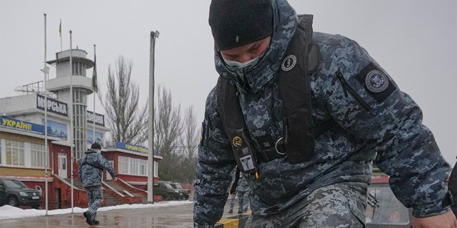Ukrainos karinio jūrų laivyno pasienietis seka patruliavimą Azovo jūroje, netoli Mariupolio, Donecko srityje, Rytų Ukrainoje, vasario 2 d.