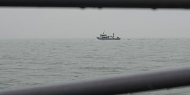Un militaire ukrainien manie une mitrailleuse lourde sur un navire de la marine militaire patrouillant dans la mer d'Azov, dans les eaux près de Marioupol, dans la région de Donetsk, dans l'est de l'Ukraine, le mercredi 2 février 2022. 