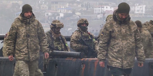 سربازان اوکراینی اسیر شده از جزیره زمینی یا "مار" جزیره، در 26 فوریه 2022 به سواستوپل در کریمه آورده شدند. 