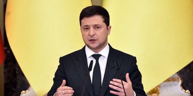 Prezydent Ukrainy Wołodymyr Zełenski bierze udział we wspólnej konferencji prasowej ze swoimi litewskimi i polskimi odpowiednikami po rozmowach w Kijowie 23 lutego 2022 r.