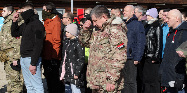 Ukrajinci sa zúčastňujú a modlia sa za vojenský výcvik pre obyvateľov, ktorý organizujú krajne pravicoví aktivisti v Kyjeve. 