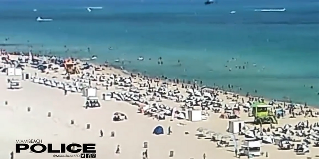 Un helicóptero se estrelló contra el océano cerca de una playa llena de gente en Miami Beach el sábado por la tarde, según el Departamento de Policía de Miami Beach.