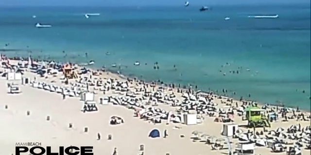 Un helicóptero se estrelló contra el océano cerca de una playa llena de gente en Miami Beach el sábado por la tarde, según el Departamento de Policía de Miami Beach.