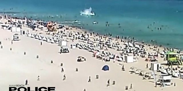 Un helicóptero se estrelló contra el océano cerca de una playa llena de gente en Miami Beach el sábado por la tarde, según el Departamento de Policía de Miami Beach.