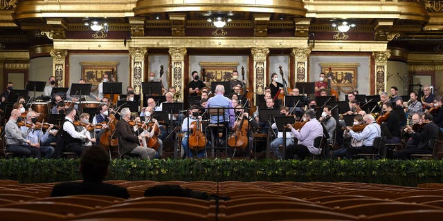 Músicos de la Orquesta Filarmónica de Viena actúan durante el ensayo para el Concierto de Año Nuevo de 2022 en el Salón Dorado del Musikverein en Viena, Austria, el 29 de diciembre de 2021.