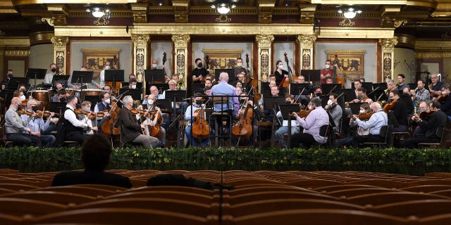 Músicos de la Orquesta Filarmónica de Viena actúan durante el ensayo para el Concierto de Año Nuevo de 2022 en el Salón Dorado del Musikverein en Viena, Austria, el 29 de diciembre de 2021.