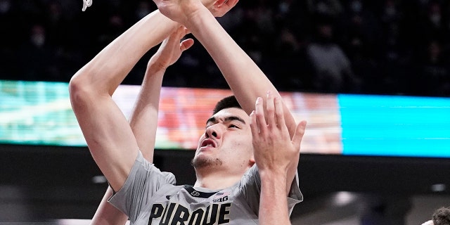 Purdue center Zach Edey, 센터, goes up for a shot against Northwestern forward Robbie Beran, 왼쪽, and forward Pete Nance during the first half of an NCAA college basketball game in Evanston, 아픈., 수요일, 2 월. 16, 2022.