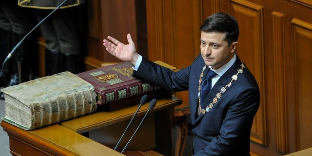 Volodymyr Zelenskyy visto falando durante sua cerimônia de posse no parlamento ucraniano.