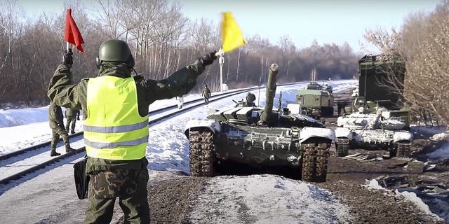 Sur cette photo extraite de la vidéo fournie par le service de presse du ministère russe de la Défense le mercredi 16 février 2022, les chars de l'armée russe sont chargés sur les quais ferroviaires pour regagner leur base permanente après les exercices en Russie. 