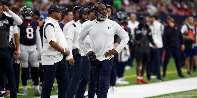 Lawsuit 'only reason' Flores wasn't hired as Texans head coach, attorneys say 4 HOUSTON, TEXAS - OCTOBER 10: Defensive coordinator Lovie Smith reacts during the second half against the New England Patriots at NRG Stadium on October 10, 2021 in Houston, Texas. (Photo by Bob Levey / Getty Images)
