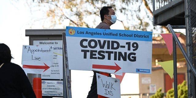 Los Angeles Sheriff’s Office may have to fire 4,000 deputies over vaccination status 5 People line up for Covid-19 screening at a testing and vaccination site at a public school in Los Angeles, California, January 5, 2022. (Photo by ROBYN BECK / AFP via Getty Images)