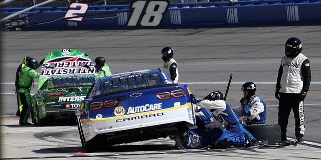 Elliott came into contact with the wall several times during the Auto Club 400.