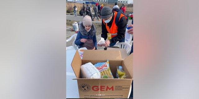 Bethenny Frankel's BStrong is meeting with Ukranian women and children at the Ukrainian/Poland border to help them flee to safety. 