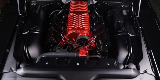 The car is powered by a 426 cubic-inch supercharged V8 rated at 940 生命值.