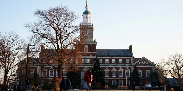 دانش‌آموزان در محوطه دانشگاه هوارد، یکی از شش کالج و دانشگاه سیاه‌پوست تاریخی (HBCU) در سراسر ایالات متحده که تهدید بمب‌گذاری دریافت کرده‌اند، در واشنگتن، ایالات متحده در 31 ژانویه 2022 قدم می‌زنند.    