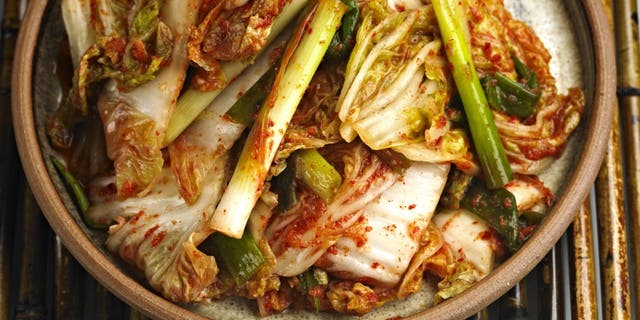Aliments riches en probiotiques comme la choucroute, le miso et le kimchi, 