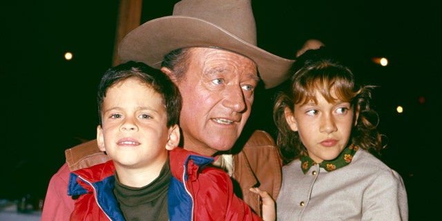 John Wayne com filhos
