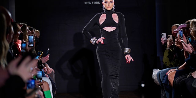 Julia Fox models the LaQuan Smith Fall/Winter 2022 collection at 60 Pine Street during New York Fashion Week on Monday, feb. 14, 2022, en Nueva York.