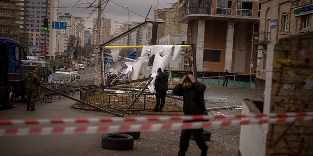 Полицейские осматривают территорию после очевидного российского рейда в Киеве, Украина, в четверг, 24 февраля 2022 года.