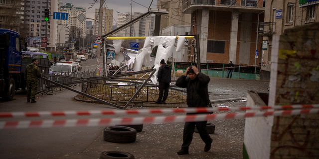 Oficiales de policía inspeccionan el área luego de una aparente redada rusa en Kiev, Ucrania, el jueves 24 de febrero de 2022.