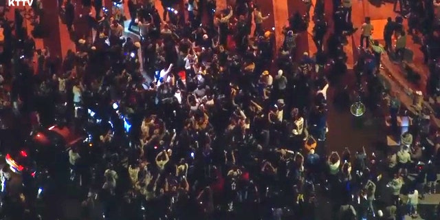 A crowd in Los Angeles celebrates Reims ’victory in the LVI Super Cup.