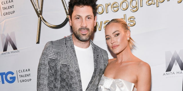 Chmerkovsky의 아내 Peta Murgatroyd는 안무가가 우크라이나에서 안전하게 돌아올 수 있도록 팬들에게 기도해달라고 요청했습니다.