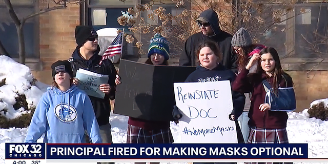 Los padres y los estudiantes sostuvieron carteles que leían "Rehacer documento" y "Más máscaras."