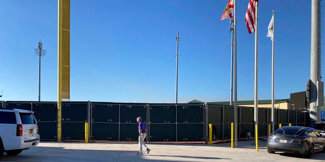 Major League Baseball Commissioner Rob Manfred loopt op vrijdag 25 februari 2022 in het Roger Dean Stadium in Jupiter, Florida, tijdens zakelijke MLB-onderhandelingen. 