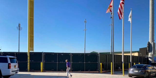 Major League Baseball Commissioner Rob Manfred loopt op vrijdag 25 februari 2022 in het Roger Dean Stadium in Jupiter, Florida, tijdens zakelijke MLB-onderhandelingen. 