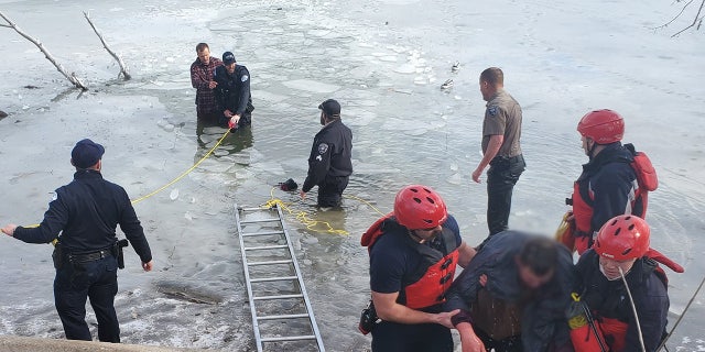 No officers, teens or bystanders who stopped to help reported significant injuries during the rescue, ha detto la polizia.