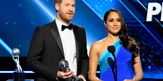 ハリー王子 (L) and Meghan Markle, Duke and Duchess of Sussex, accept the President's Award at the 53rd NAACP Image Awards Show at The Switch on Saturday, 2月 26, 2022 バーバンクで, カリフォルニア.