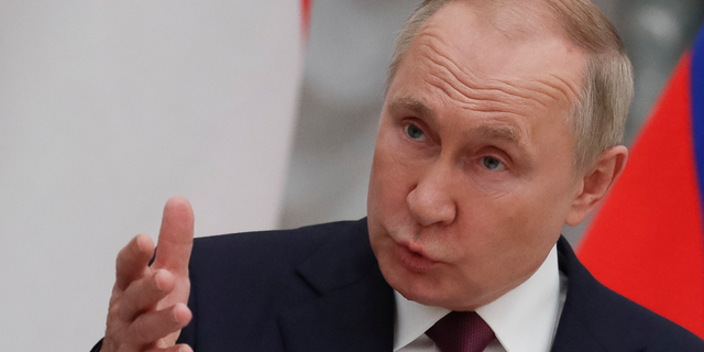 El presidente ruso, Vladimir Putin, hizo un gesto a los medios de comunicación durante una conferencia de prensa conjunta en Moscú el 1 de febrero de 2022. 