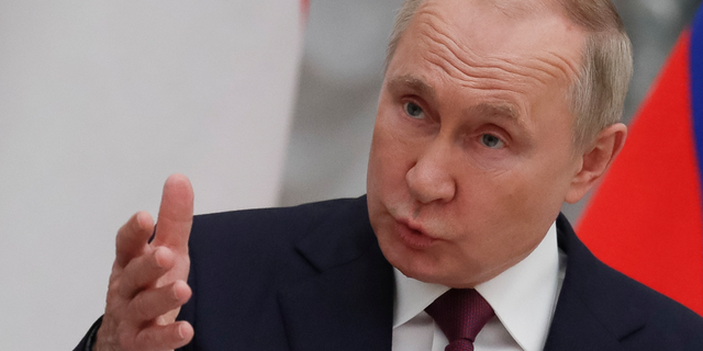 El presidente ruso, Vladimir Putin, hizo un gesto a los medios de comunicación durante una conferencia de prensa conjunta en Moscú el 1 de febrero de 2022. 