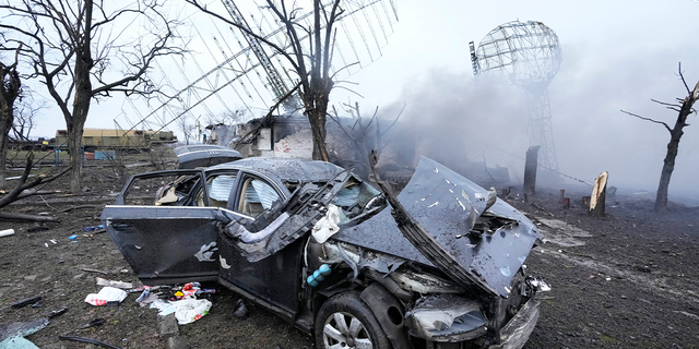 Radar, vehículo y equipo dañados en una instalación militar ucraniana en las afueras de Mariupol, Ucrania, el jueves 24 de febrero de 2022.