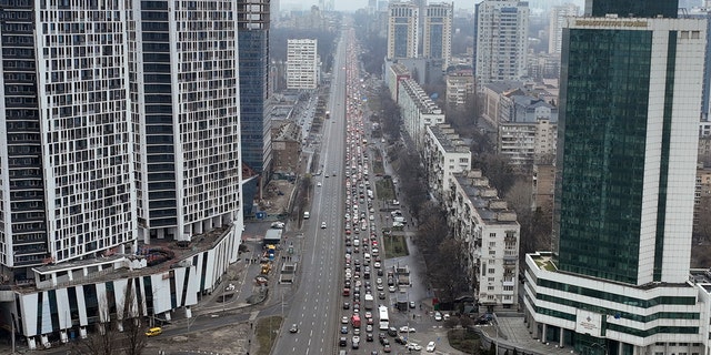 Se ven atascos de tráfico mientras la gente huye de Kiev, Ucrania, el jueves 24 de febrero de 2022.