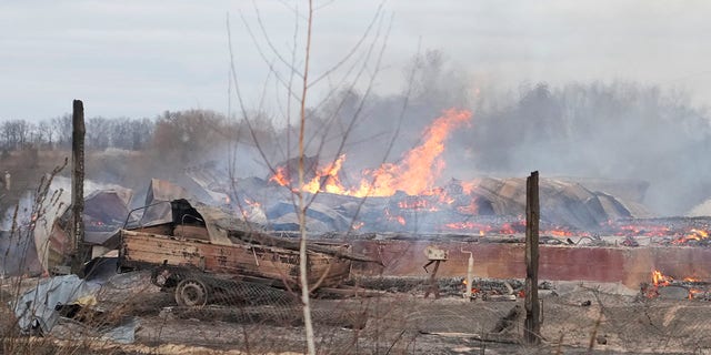 Пламя и дым поднимаются над обломками частного дома после российской бомбардировки под Киевом, Украина, четверг, 24 февраля 2022 года.