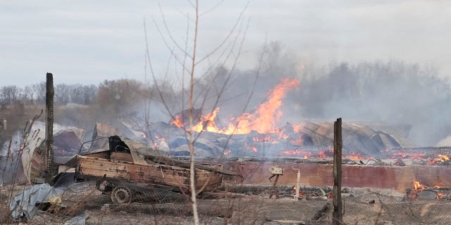 Las llamas y el humo salen de los restos de una casa privada luego del bombardeo ruso en las afueras de Kiev, Ucrania, el jueves 24 de febrero de 2022.