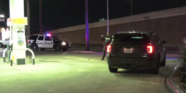 Des policiers de Houston ont répondu à une station-service où ils ont rencontré une fillette de 9 ans qui avait reçu une balle dans la tête quelques instants plus tôt alors qu'elle était avec sa famille à l'intérieur d'un véhicule, ont annoncé les autorités. 