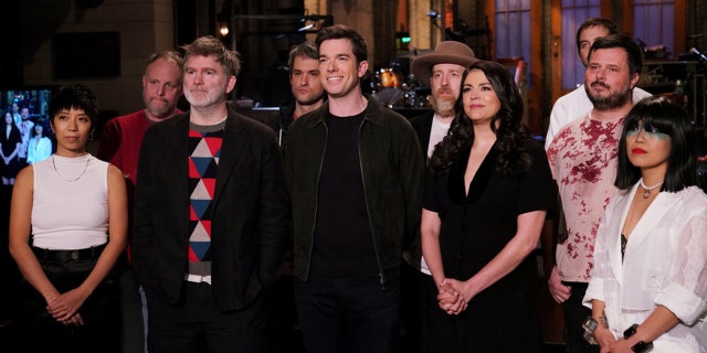Nella foto: Musical guest LCD Soundsystem, host John Mulaney, and Cecily Strong during promos in Studio 8H on Thursday, febbraio 25, 2022.