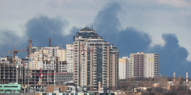 La policía ucraniana está investigando una explosión en el edificio de la corte de Kiev 4 El humo se eleva después de los bombardeos en las afueras de la ciudad desde el centro de Kiev, Ucrania, el 27 de febrero de 2022. REUTERS/Irakli Gedinidze