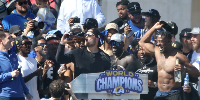 Matthew Stafford (centro-esquerda) do Los Angeles Rams comemora no palco durante o desfile da vitória do Super Bowl LVI em 16 de fevereiro de 2022, em Los Angeles, Califórnia. 