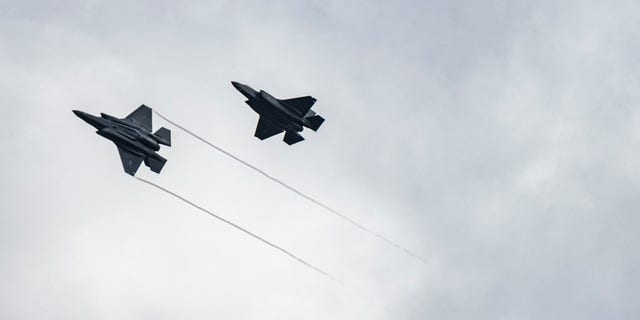 Deux avions de chasse F-35 Lightning II de l'US Air Force survolent la 86e base aérienne en Roumanie, le 24 février 2022.
