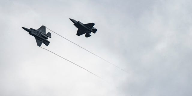 Deux avions de chasse F-35 Lightning II de l'US Air Force survolent la 86e base aérienne en Roumanie, le 24 février 2022.