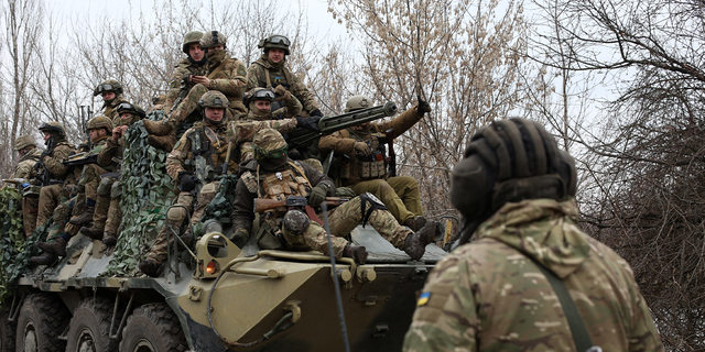 تستعد القوات الأوكرانية لصد هجوم 24 فبراير 2022 على منطقة لوهانسك في أوكرانيا.