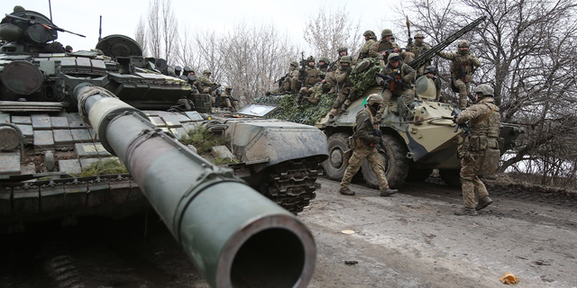 Ukrainian servicemen get ready to repel an attack in Ukraine's Lugansk region on February 24, 2022.  Russian President Vladimir Putin launched a full-scale invasion of Ukraine on Thursday, killing dozens and forcing hundreds to flee for their lives.