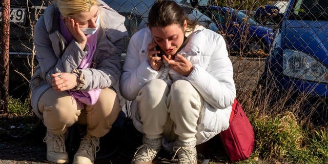 Una mujer llora después de huir de los bombardeos rusos en Ucrania y entrar a Medica, Polonia, el 24 de febrero de 2022.