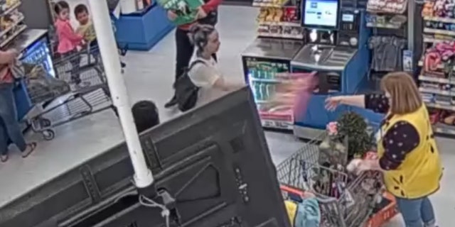 La policía dice que un presunto ladrón arrojó una muñeca Barbie en la cara de un trabajador de Walmart en Winter Haven, Florida, la semana pasada.