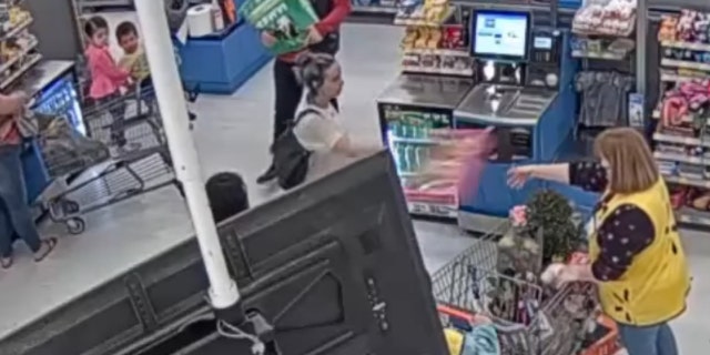 La policía dice que un presunto ladrón arrojó una muñeca Barbie en la cara de un trabajador de Walmart en Winter Haven, Florida, la semana pasada.